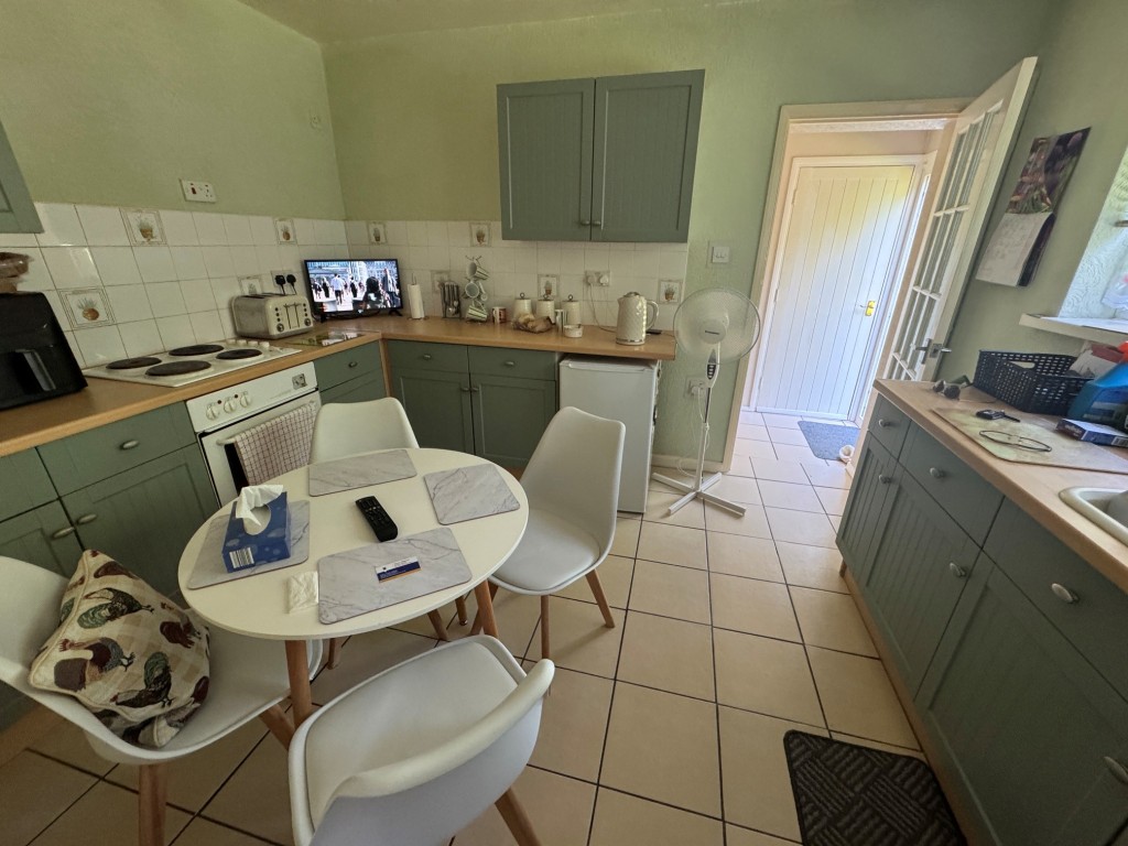 Lot: 151 - THREE-BEDROOM SEMI-DETACHED HOUSE - RESIDENTIAL INVESTMENT - Kitchen